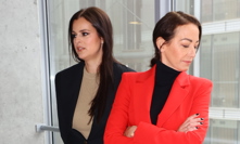 Agáta Hanychová s Ornellou u soudu.