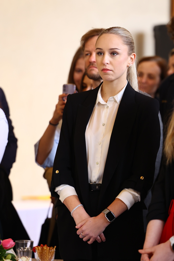 FOTO: Prezident Petr Pavel přijal na Hradě sportovce ze Zimních olympijských a paralympijských her. – stránka 28