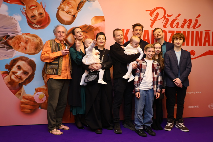 FOTO: Herci z filmu Přání k narozeninám: Křtiny. – stránka 35