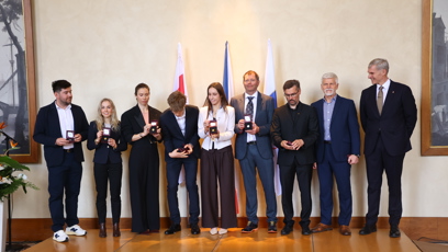 FOTO: Metoděj Jílek při setkání s prezidentem omylem upustil pamětní medaili.