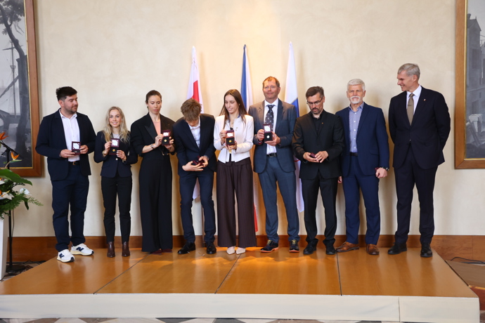 FOTO: Metoděj Jílek při setkání s prezidentem omylem upustil pamětní medaili. – stránka 7