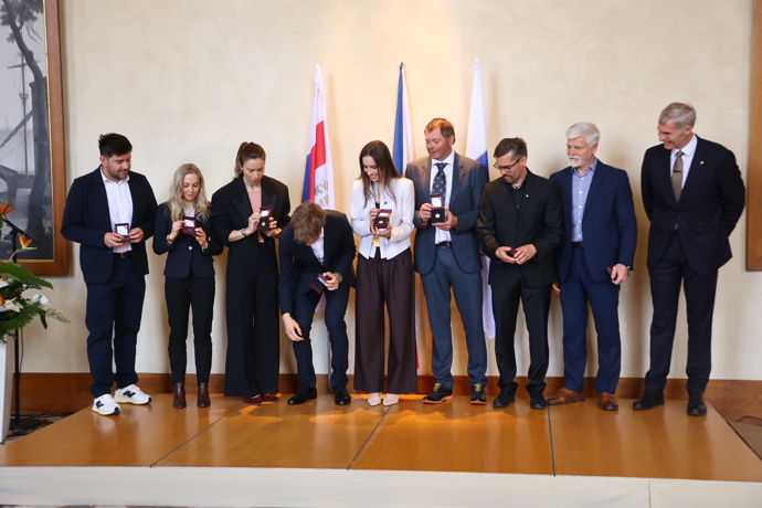 FOTO: Metoděj Jílek při setkání s prezidentem omylem upustil pamětní medaili. – stránka 6