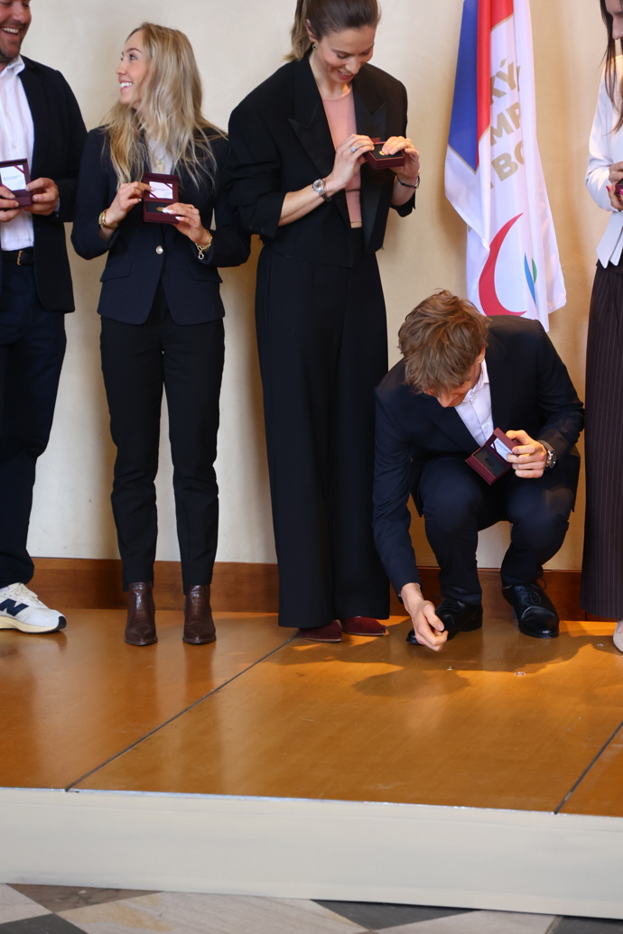 FOTO: Metoděj Jílek při setkání s prezidentem omylem upustil pamětní medaili. – stránka 1