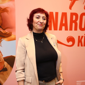 Herečka mohla namísto tvrdé černé barvy zvolit tričko v bílé barvě. 