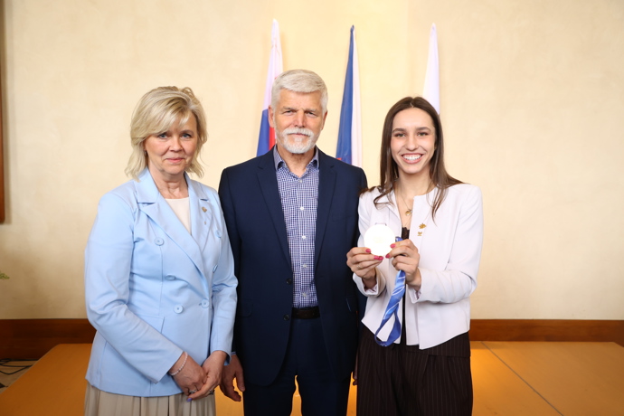 FOTO: Zuzana Maděrová na Pražském hradě s prezidentem a první dámou. – stránka 1
