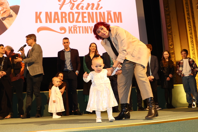 FOTO: Simona Babčáková s dětmi. – stránka 9