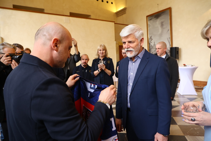 FOTO: Prezident Petr Pavel přijal na Hradě sportovce ze Zimních olympijských her. – stránka 20