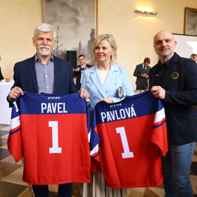 Petr Pavel a Eva Pavlová dostali dresy.