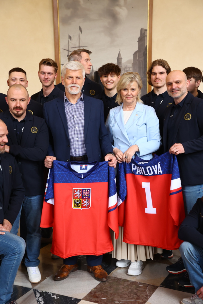 FOTO: Prezidentský pár s paralympioniky. – stránka 16