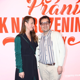 Anna Polívková vypadá zamilovaně.