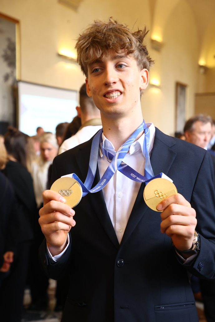 FOTO: Rychlobruslař Metoděj Jílek se svými medailemi. – stránka 4