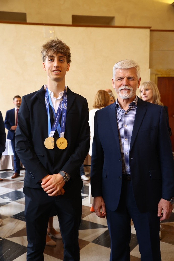 FOTO: Rychlobruslař Metoděj Jílek a prezident Petr Pavel. – stránka 3
