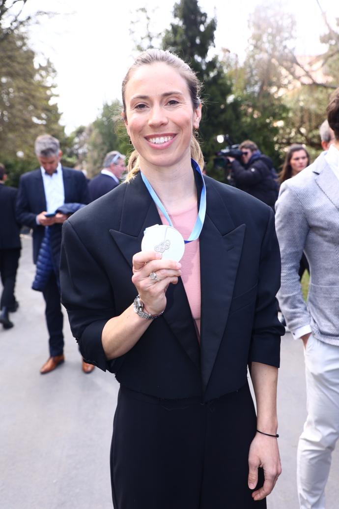 FOTO: Snowboardistka Eva Adamczyková se svou medailí. – stránka 18