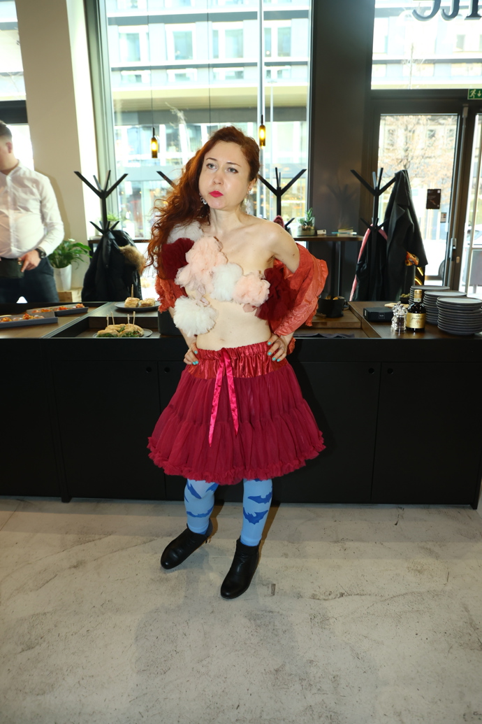 FOTO: Bizarní obleček režisérky Evy Toulové. – stránka 14