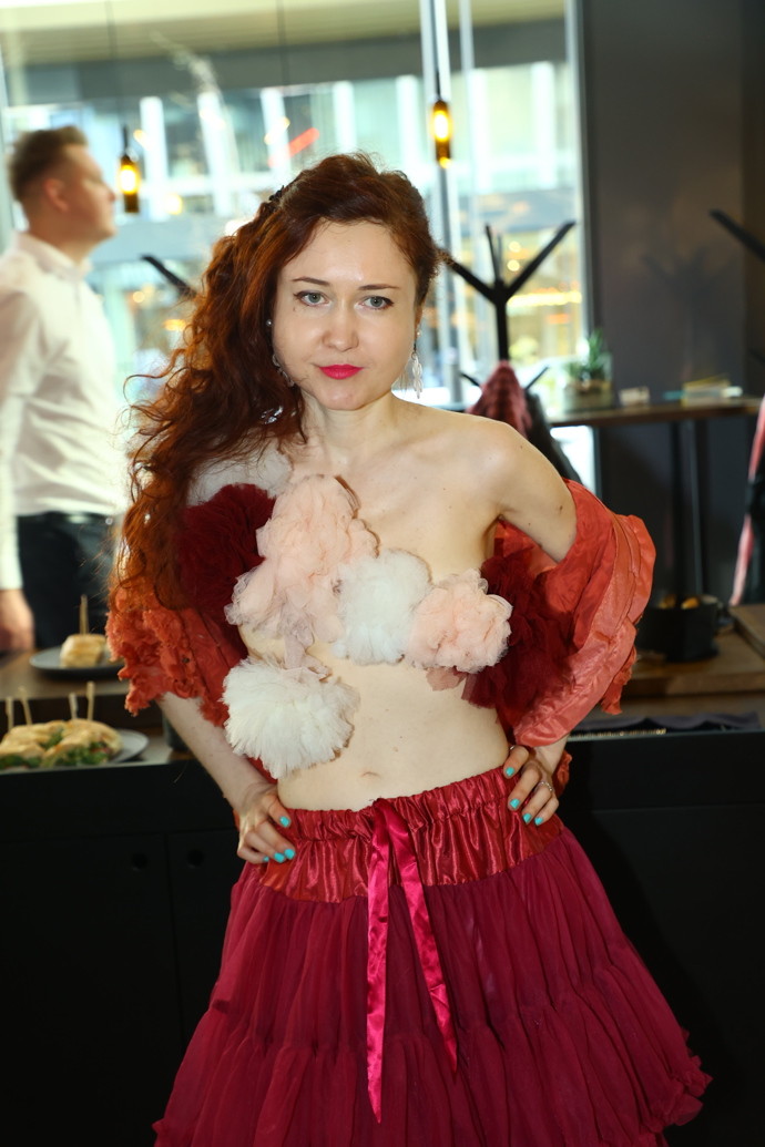 FOTO: Režisérka Eva Toulová. – stránka 13