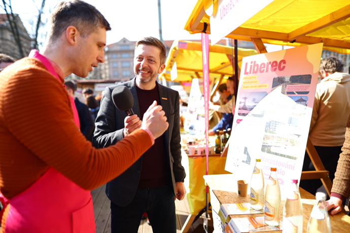 FOTO: Vít Rakušan pobíhal mezi stánky. – stránka 3