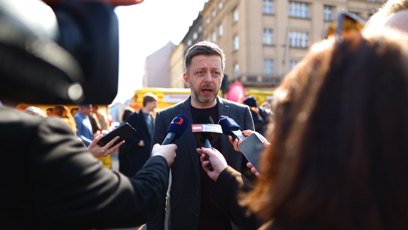 FOTO: Vít Rakušan před novináři.