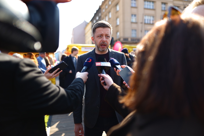 FOTO: Vít Rakušan před novináři. – stránka 2
