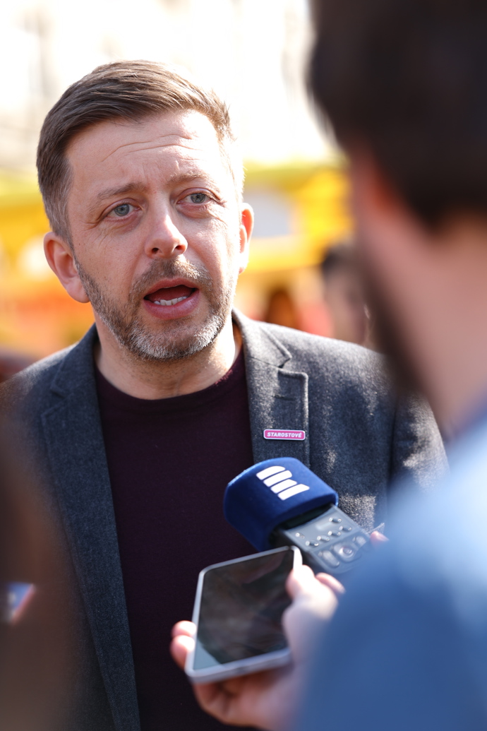 FOTO: Vít Rakušan odpovídá novinářům. – stránka 1