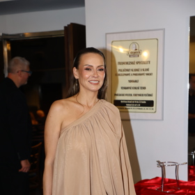 Martina Gavriely oblékla asymetrické minišaty v tělové barvě, které disponovaly i dlouhou vlečkou. 