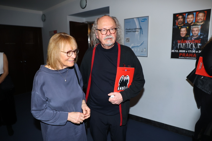 FOTO: Ondřej Hejma dorazil na slavnostní premiéru muzikálu Andělé. – stránka 1