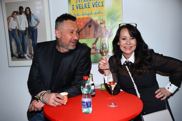 FOTO: Heidi Janků s vínem. – stránka 6