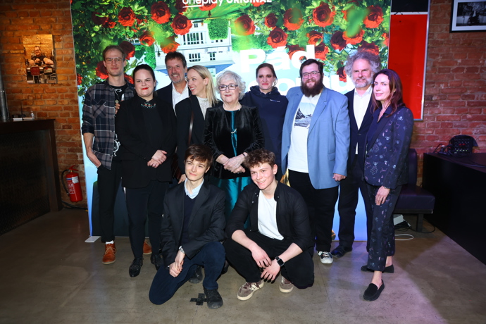 FOTO: Herci ze seriálu Pád domu Kollerů. – stránka 3