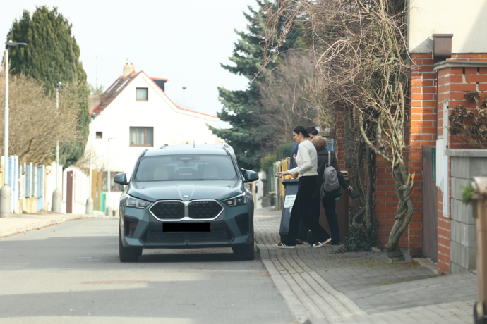 FOTO: Ornella Koktová si byla převzít dům, kde chce začít nový život. – stránka 14