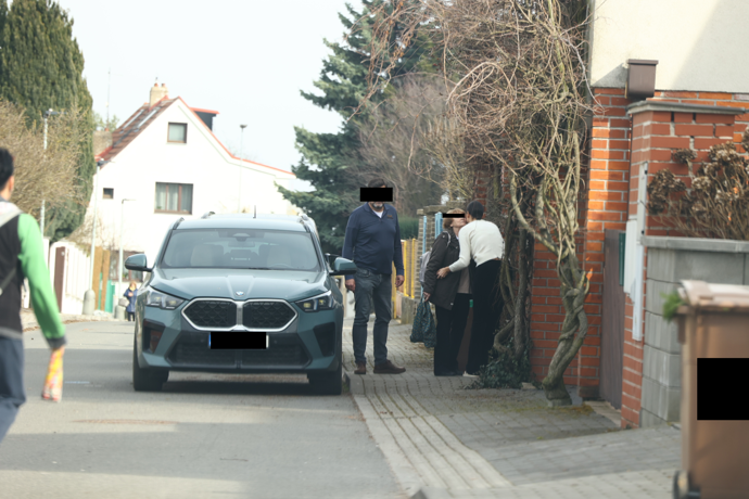 FOTO: Ornelle Koktové patří polovina dvojdomku v Praze 6 Nebušicích. – stránka 1