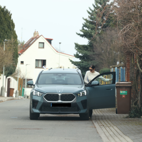 Ornella Koktová odjíždí ze svého nového domu.