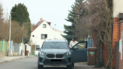 FOTO: Ornella Koktová odjíždí ze svého nového domu.