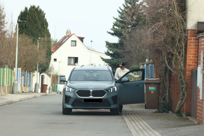 FOTO: Ornella Koktová odjíždí ze svého nového domu. – stránka 11