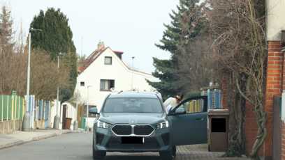 FOTO: Ornella Koktová při odjezdu ze svého nového místa bydliště.