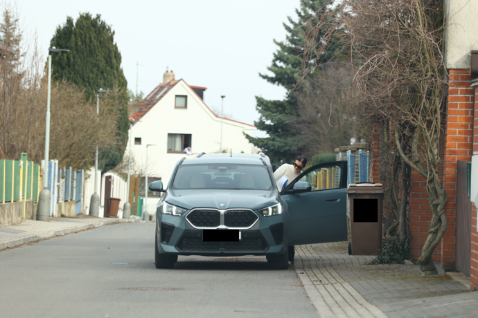 FOTO: Ornella Koktová při odjezdu ze svého nového místa bydliště. – stránka 10