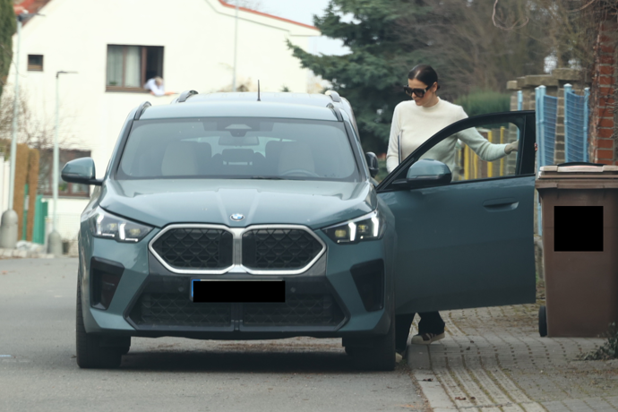 FOTO: Ornella Koktová odjela chvilku poté, co si převzala nový dům. – stránka 9