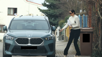 FOTO: Ornella Koktová odjíždí ze svého nového domu.