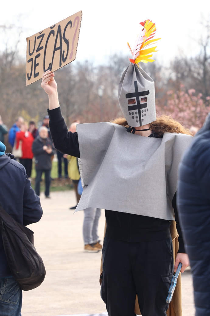 FOTO: Jeden z demonstrujících. – stránka 27