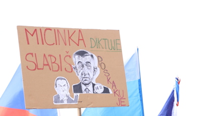 FOTO: Lidé měli transparenty proti Babišovi nebo Macinkovi.