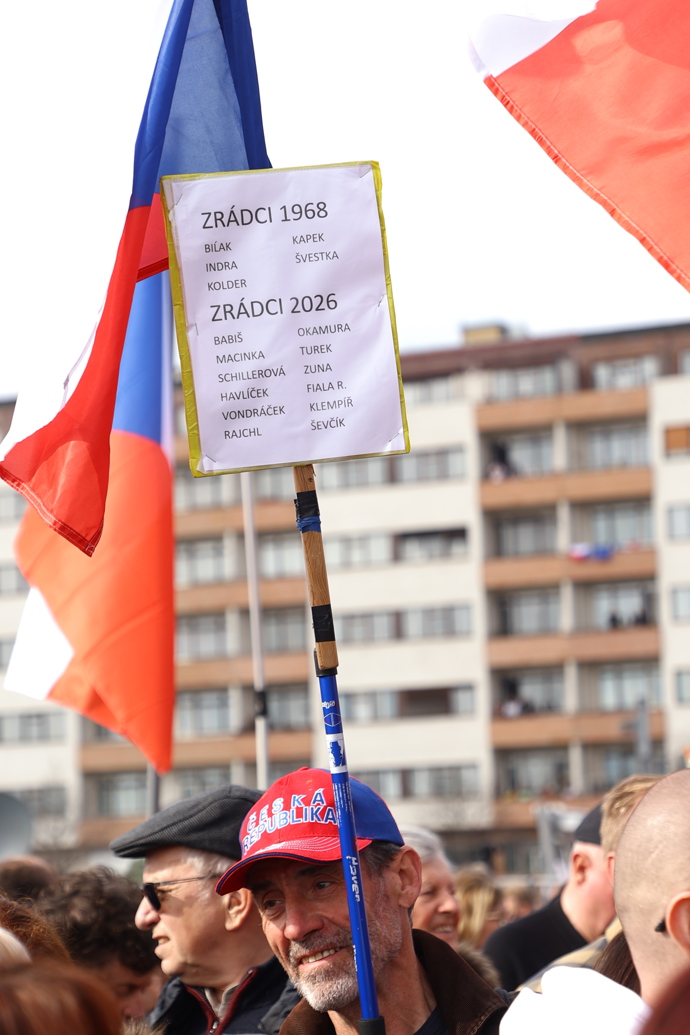 FOTO: Jeden z transparentů. – stránka 7