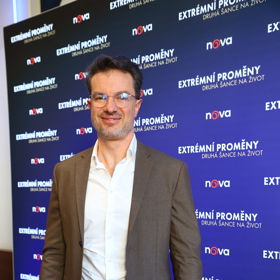 Plastický chirurg požaduje po účastnících takovou váhu, která je pro operaci kůže bezpečná. 