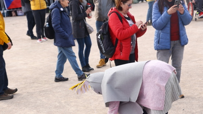 FOTO: Lidé si připravovali transparenty.