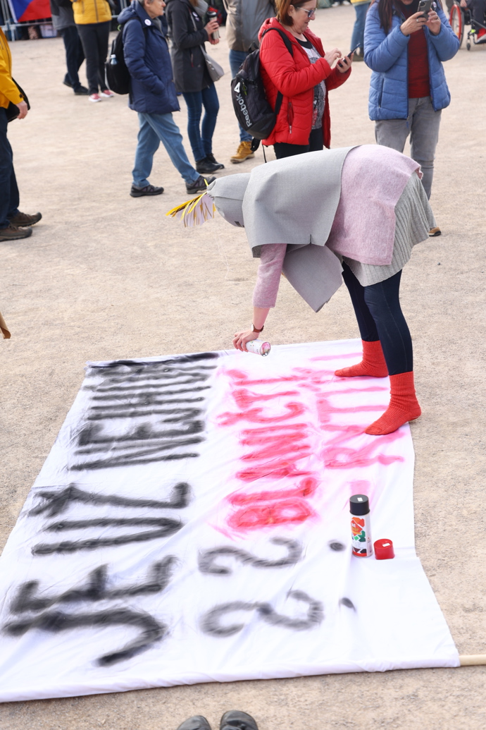 FOTO: Lidé si připravovali transparenty.