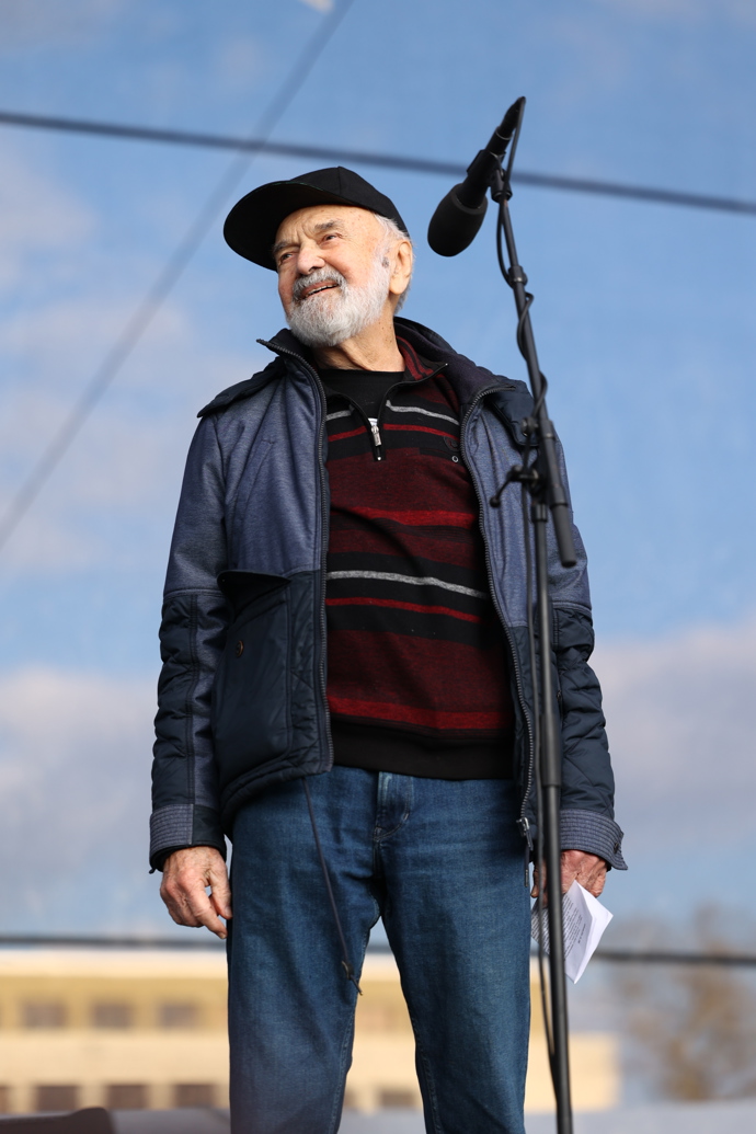 FOTO: Zdeněk Svěrák na demonstraci. – stránka 1