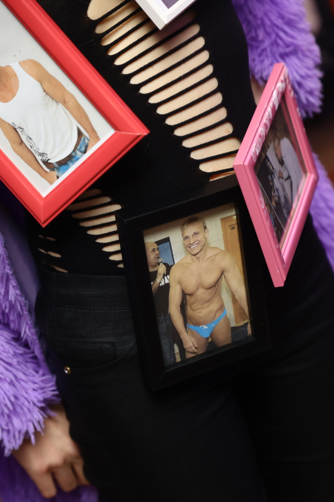 FOTO: Eva Toulová přišla vyzdobená podobiznami Martina Maxy. – stránka 18