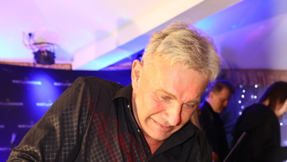 FOTO: Marzin Maxa krájí dort na oslavě svých narozenin.