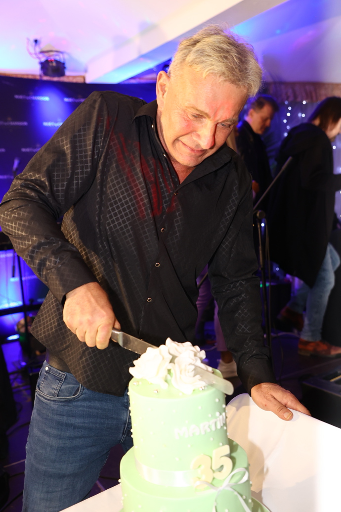 FOTO: Marzin Maxa krájí dort na oslavě svých narozenin. – stránka 14