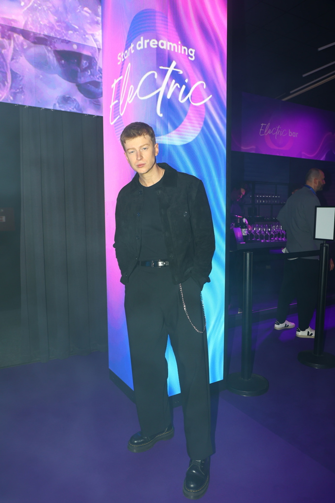 FOTO: Zpěvák Adam Mišík. – stránka 55