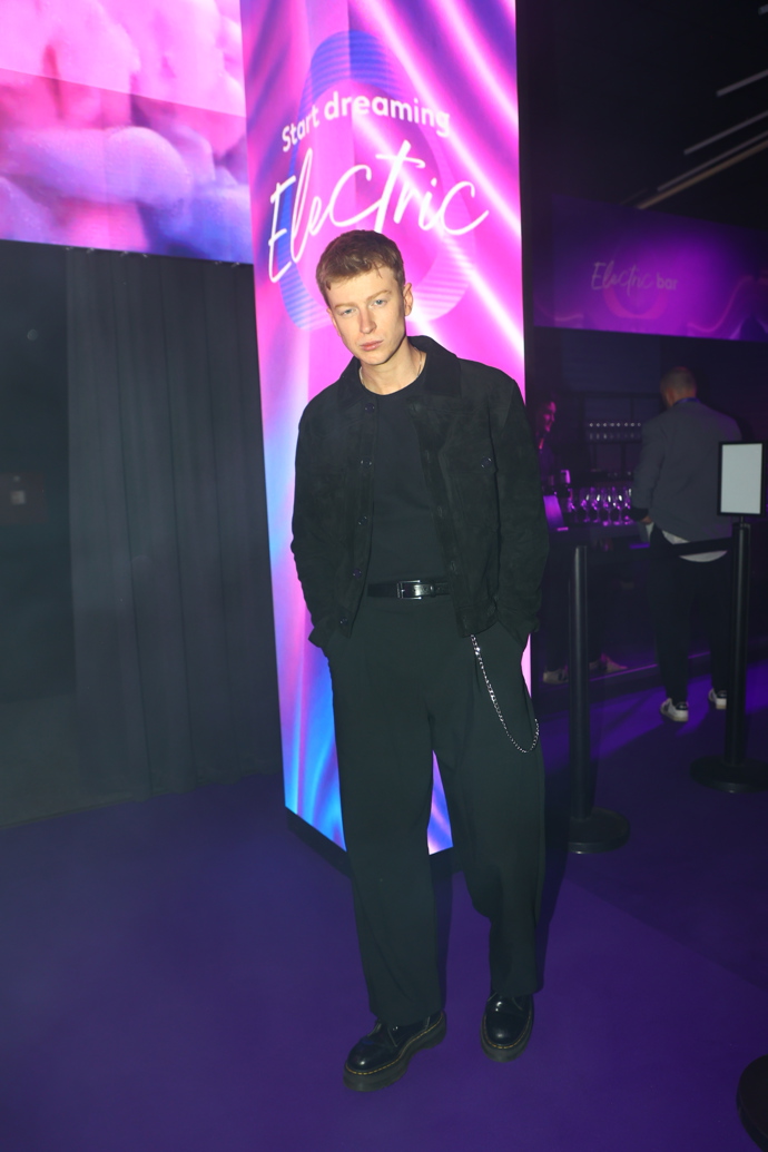 FOTO: Akci mezinárodního projektu Electric Dreams značky IQOS si nenechal ujít ani Adam Mišík. – stránka 54