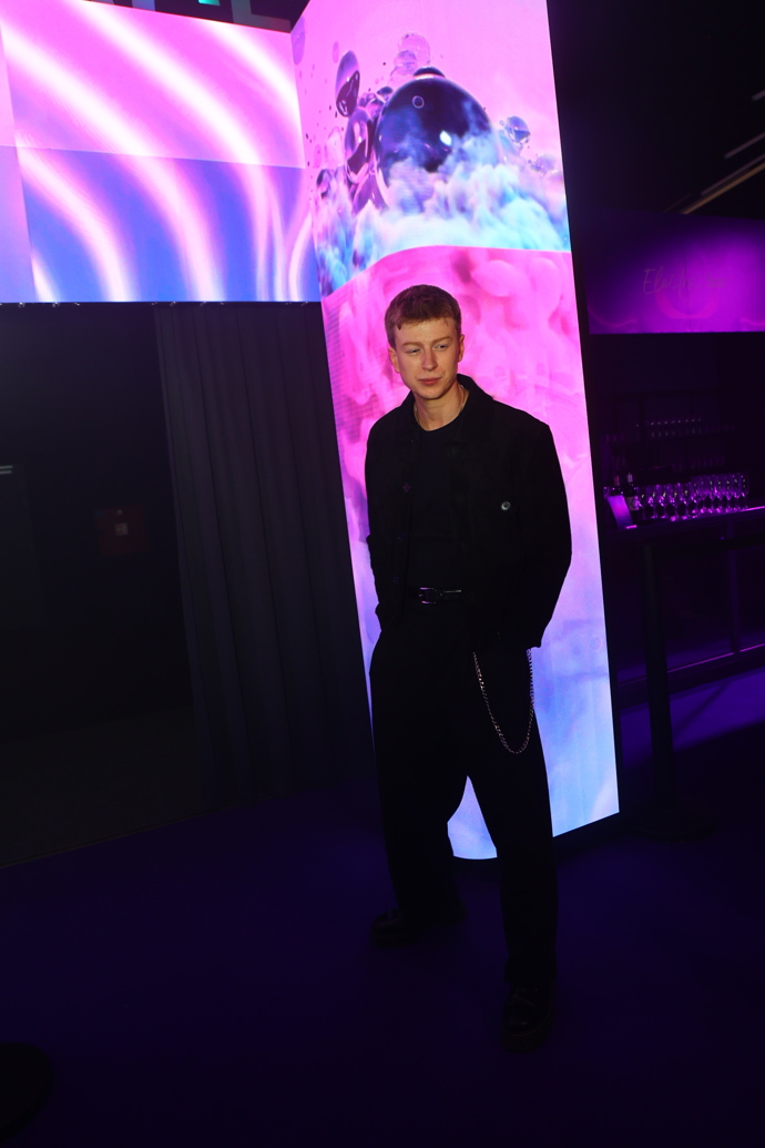 FOTO: Adam Mišík dorazil v dobré náladě. – stránka 52