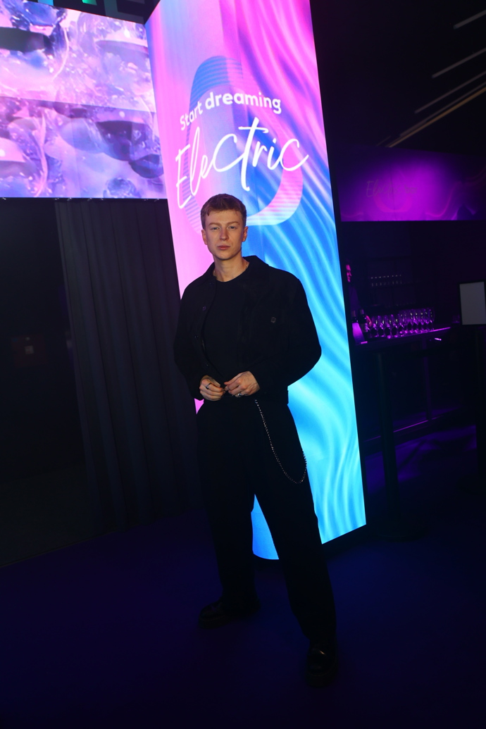 FOTO: Hudebník Adam Mišík. – stránka 51